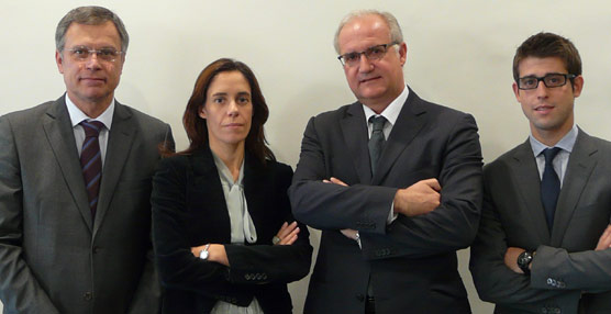 Desde la izquierda, Fernando Escura (socio-director de Escura), Mónica Julve (coordinadora de Tourism Desk), José Antonio Fernández de Alarcón (socio director de Monlex Hispajuris) y F. Xavier Grau (abogado de Escura).
