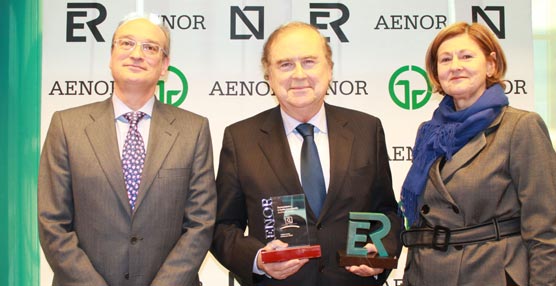 El director general del Palacio Euskalduna, Jon Ortuzar, con el galardón de Aenor.