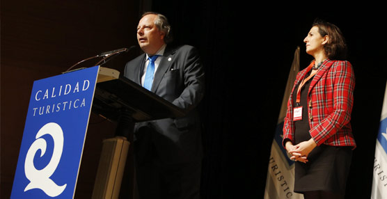 El presidente del ICTE, Miguel Mirones, junto a la secretaria de Estado de Turismo, Isabel Borrego.