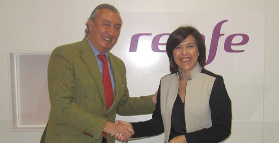 Julio Gómez-Pomar y Ana Alós tras la firma del acuerdo.