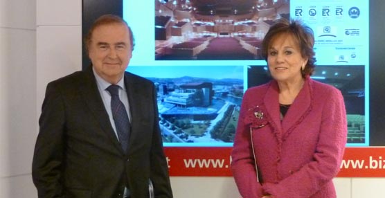 Jon Ortuzar y Miren Josune Ariztondo, tras presentar el balance de actividad del Palacio Euskalduna en 2013.