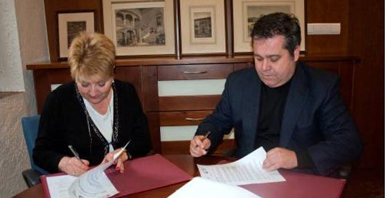 Manuela Suárez Pinilla y Aurelio Ureña firman el acuerdo.