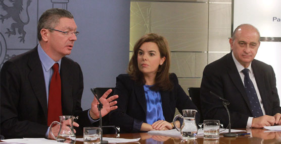 La vicepresidenta Soraya Sáenz de Santamaría, el ministro de Justicia, Alberto Ruiz Gallardón, y el ministro del Interior, Jorge Fernández Díaz, durante la rueda de prensa posterior a la reunión del Consejo de Ministros.