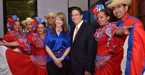 La presidenta de ANATO, Paula Cortés, y el el ministro de Comercio, Industria y Turismo, Santiago Rojas.