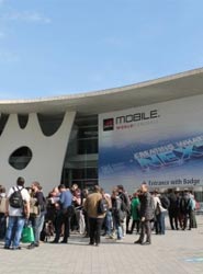 Los asistentes a la entrada del Mobile World Congress en el recinto de Gran Via de Fira de Barcelona.