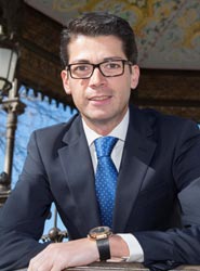 Javier Peña Martínez dirige la Oficina de Congresos de Burgos.