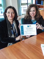 Ángela de Meer y Teresa Campa con el diploma acreditativo.
