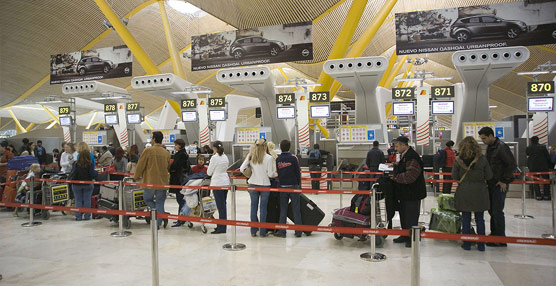El tráfico de pasajeros en los aeropuertos de Aena repunta ligeramente en marzo pese al efecto Semana Santa