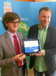 El gerente de la Oficina de Congresos de Murcia, Ramón Palazón, con el concejal de Turismo, Miguel Cascales.