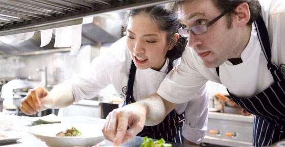 El dúo culinario formado por Khun Bo y Dylan Jones.