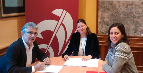 El gerente de la Fundación Agustín Serrate, Javier Borau, durante la firma del acuerdo de adhesión.