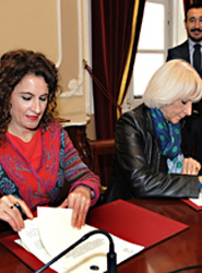 María Jesús Montero y Teófila Martínez durante la firma del convenio.