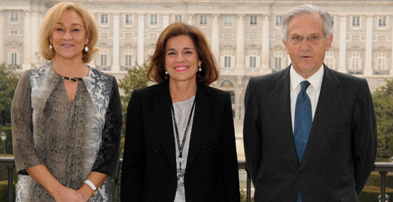 La alcaldesa, Ana Botella, la consejera de Empleo, Turismo y Cultura de la Comunidad de Madrid, Ana Isabel Mariño, y el presidente de Carrefour en España, Rafael Arias Salgado.