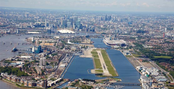 El London City Airport, situado en el centro urbano de Londres.