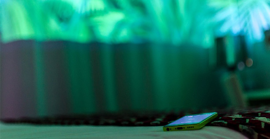 El hotel Eurostars BCN Design presenta la habitación del futuro, una experiencia de inmersión que incluye proyecciones, domótica y objetos inteligentes para mejorar la experiencia e interacción del cliente.