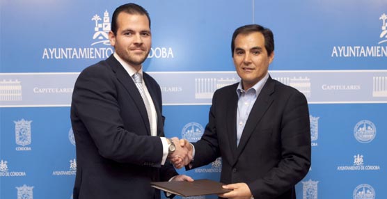 El presidente de UCOP, Carlos López, y el alcalde de Córdoba, José Antonio Nieto, tras la firma.