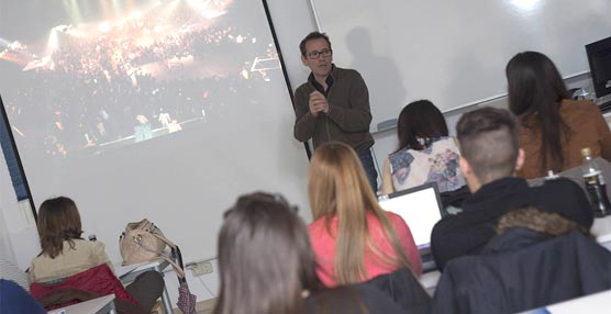 Alumnos del Instituto Superior de Protocolo y Eventos asisten a una &lsquo;master class&rsquo; sobre La Fura dels Baus