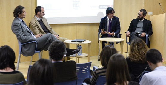 Mesa redonda con Ignasi Uñó, CEO de Twentitú Hi-Tech Hostel; Marc Riera, director del hotel H10 Art Gallery, y Santiago Hernández, director del Hotel Barcelona Princess y presidente del Barcelona District Forum.