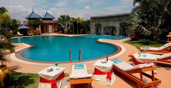 Piscina del Best Western Premier Hotel Shwe Pyi Thar en Mandalay.