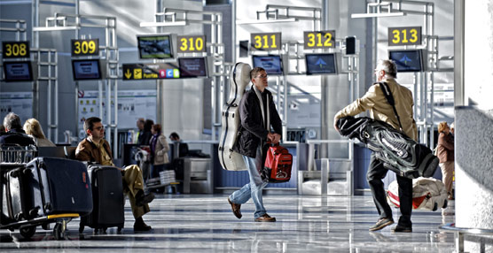 Los pagos para viajar al extranjero rozan los 4.000 millones hasta abril, la cifra más alta de los últimos siete años