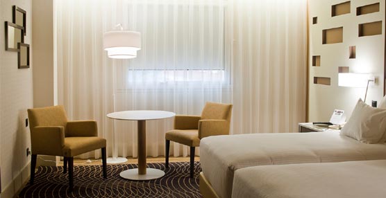 Una de las habitaciones del hotel reformada según los estándares de calidad de Marriott.