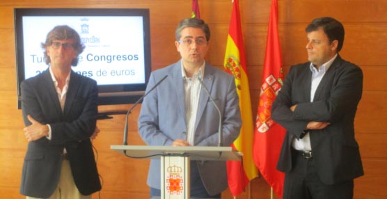 Jesús Pacheco en su comparecencia, junto al gerente y presidente de la Oficina de Congresos de Murcia, Ramón Palazón y Ricardo Zamora, respectivamente.