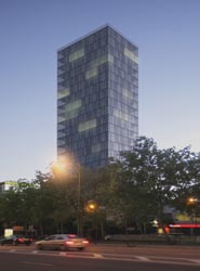 Diseño del hotel que plantea el estudio de TurEspaña visto desde el Paseo de la Castellana.