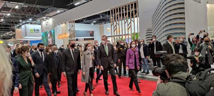 Los reyes junto a a la ministra Maroto en la inauguración de Fitur.