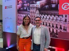 El presidente de Grupo GEA LATAM, Marcelo Capdevila, con la ministra de turismo, María Reyes Maroto.