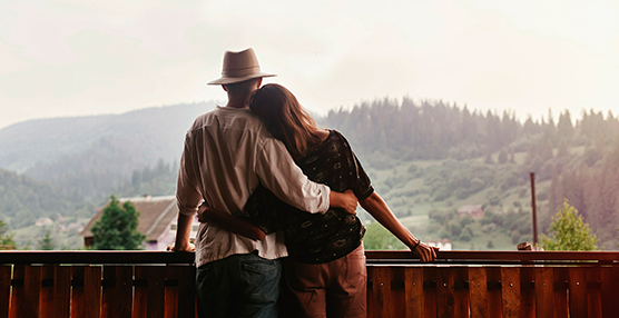 Pareja disfrutando de un viaje.