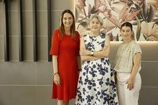 De izquierda a derecha: Catalina Alemany, directora de RSC; Carmen Riu, CEO de RIU y Lola Trian, directora de Sostenibilidad.