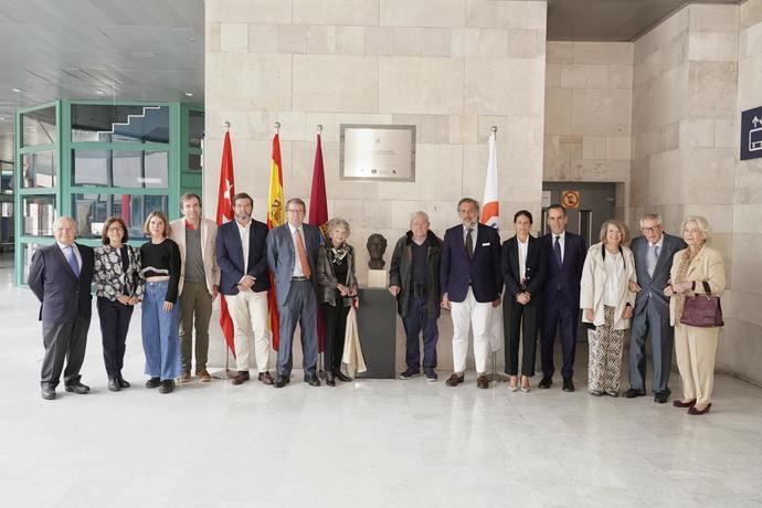A la derecha, Angel Asensio, presidente de la Cámara de Comercio, Industria y Servicios de Madrid; Soledad Borrego, secretaria general de Ifema Madrid, y Juan Arrizabalaga, director general de Ifema Madrid, junto con hijos, hermanos y familiares de Adrián Piera. 