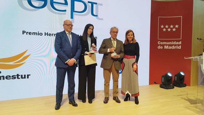 Domenec Biosca recibe el Premio Hermestur XXV de la AEPT en FITUR 2025