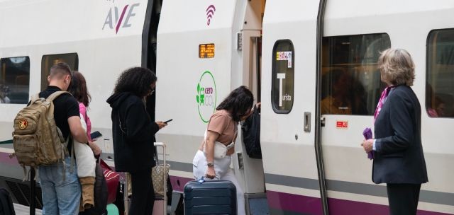 Viajeros en tren.