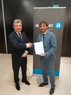 El secretario general de la CEOE Tenerife, Eduardo Bezares, entrega el documento final al presidente de Ashotel, Jorge Marichal.