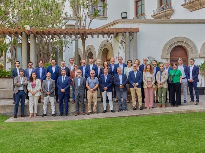Decenas de empresas y Asociaciones canarias se reúnen en pro del Turismo