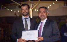 José Ramón Castiñeira Sobrido entrega premio a Vicente Gallardo