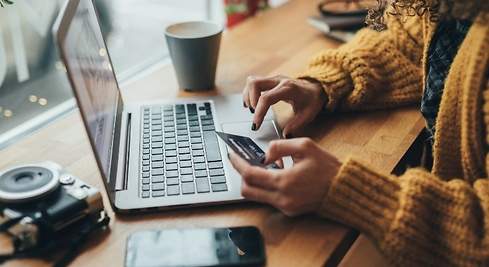 El 38% de los españoles afirman contratar sus viajes por internet en 2022