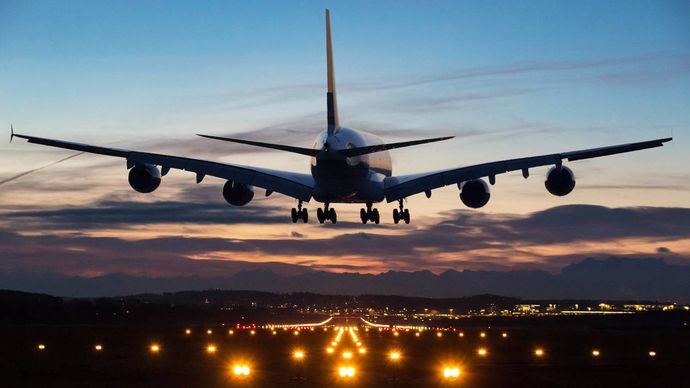 Avión aterrizando en uno de los aeropuertos españoles de AENA. 