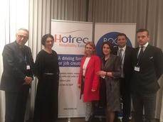 Joan Gaspart y Didac Garcia con la presidenta de Hotrec, Susanne Kraus-Winkler (en el centro), y los representantes de Horeka y la Association of Horeca employers in Poland (ZPHoReCa).