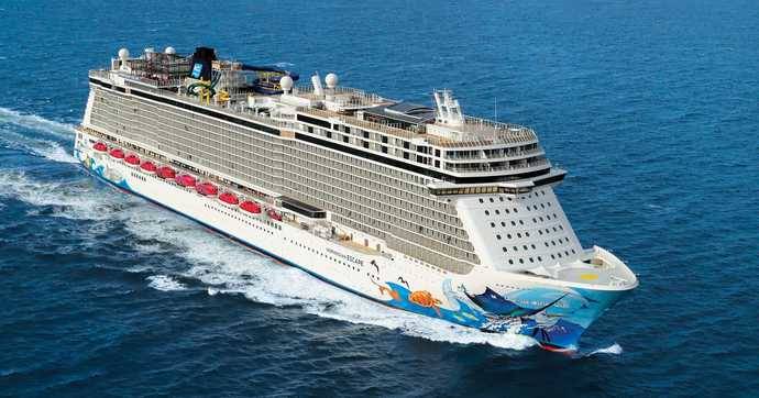 Crucero realizando un itinerario.