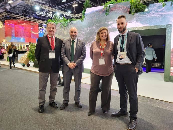 En la imagen, el concejal de Turismo de Gijón, Santos Tejón, el director de Visita Gijón, Daniel Martínez, la presidenta de SpainDMCs, Fay Taylor, y el director ejecutivo de la asociación, Luis Díaz.