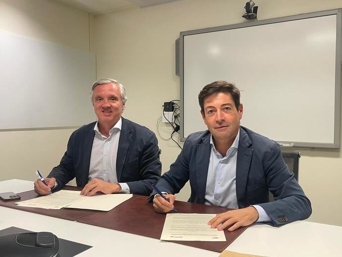 Imagen de la firma del acuerdo.