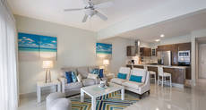 Salón de una suite familiar de tres habitaciones del BlueBay Grand Punta Cana.