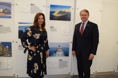 Christine Duffy y John Murray en el acuerdo de la naviera con el puerto.