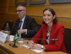 La ministra Reyes Maroto y el presidente del Consejo de Turismo de CEOE.