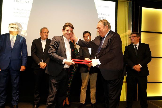 Mesa del Turismo entrega a Eugenio de Quesada su Distinción por NEXOTUR