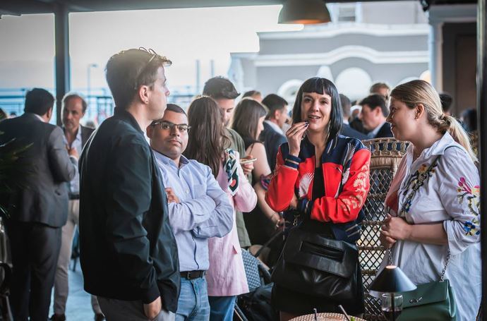 El Hotel Emperador recibe el verano con una fiesta en su beach club