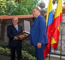 Colombia condecora al presidente de Globalia