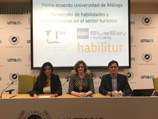 Jimmy Pons, director de innovación de BlueBay Hotels, María Zamora, directora de gestión de habilidades y competencias para el desarrollo de perfiles turísticos de Habilitur y Josefa García, profesora de la Universidad de Málaga.
